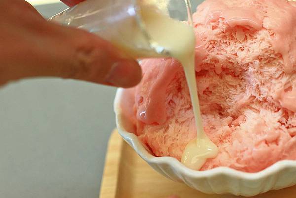 【台南美食】彩虹雪雪花冰甜品屋-全台首創！36種口味天然水果雪花冰