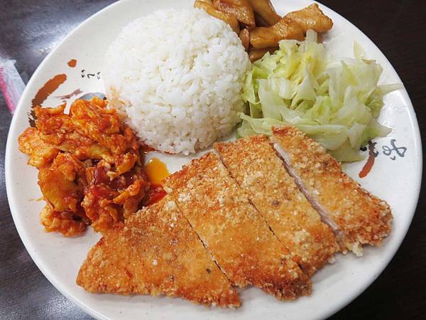 【林口美食】88精燉牛肉麵-厚度2公分的超厚實雞排飯