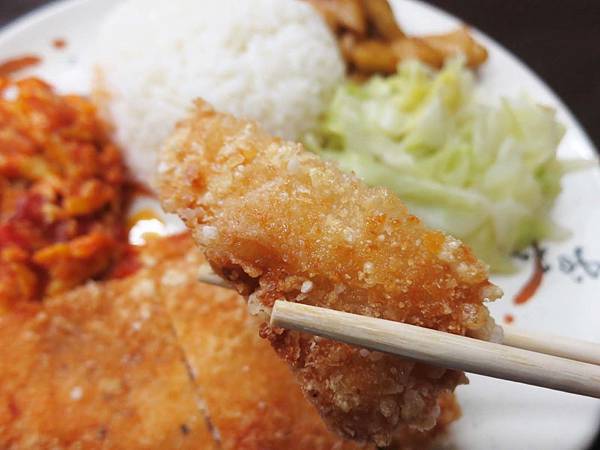 【林口美食】88精燉牛肉麵-厚度2公分的超厚實雞排飯