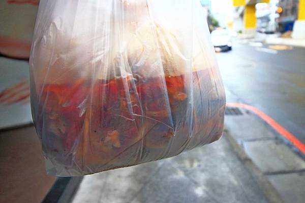 【中和美食】水貨炭火烤魚-一吃停不下手的巨無霸大份量美食! 【中和美食】水貨炭火烤魚-一吃停不下手的巨無霸大份量美食!