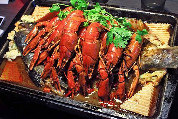 【中和美食】水貨炭火烤魚-一吃停不下手的巨無霸大份量美食! 【中和美食】水貨炭火烤魚-一吃停不下手的巨無霸大份量美食!