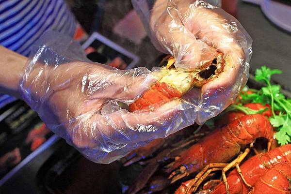 【中和美食】水貨炭火烤魚-一吃停不下手的巨無霸大份量美食! 【中和美食】水貨炭火烤魚-一吃停不下手的巨無霸大份量美食!