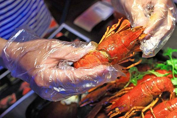 【中和美食】水貨炭火烤魚-一吃停不下手的巨無霸大份量美食! 【中和美食】水貨炭火烤魚-一吃停不下手的巨無霸大份量美食!