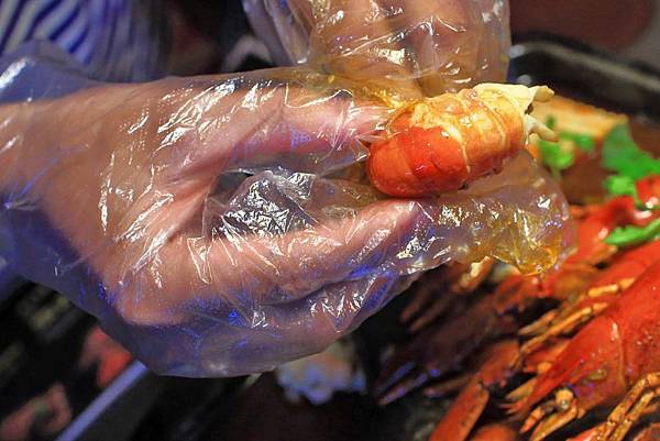 【中和美食】水貨炭火烤魚-一吃停不下手的巨無霸大份量美食! 【中和美食】水貨炭火烤魚-一吃停不下手的巨無霸大份量美食!