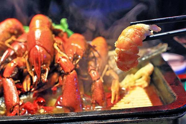 【中和美食】水貨炭火烤魚-一吃停不下手的巨無霸大份量美食! 【中和美食】水貨炭火烤魚-一吃停不下手的巨無霸大份量美食!