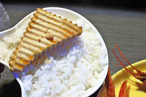 【中和美食】水貨炭火烤魚-一吃停不下手的巨無霸大份量美食! 【中和美食】水貨炭火烤魚-一吃停不下手的巨無霸大份量美食!