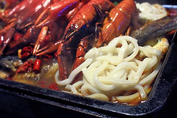 【中和美食】水貨炭火烤魚-一吃停不下手的巨無霸大份量美食! 【中和美食】水貨炭火烤魚-一吃停不下手的巨無霸大份量美食!