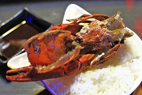 【中和美食】水貨炭火烤魚-一吃停不下手的巨無霸大份量美食! 【中和美食】水貨炭火烤魚-一吃停不下手的巨無霸大份量美食!