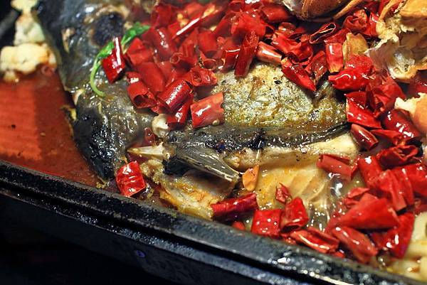 【中和美食】水貨炭火烤魚-一吃停不下手的巨無霸大份量美食! 【中和美食】水貨炭火烤魚-一吃停不下手的巨無霸大份量美食!