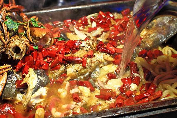 【中和美食】水貨炭火烤魚-一吃停不下手的巨無霸大份量美食! 【中和美食】水貨炭火烤魚-一吃停不下手的巨無霸大份量美食!