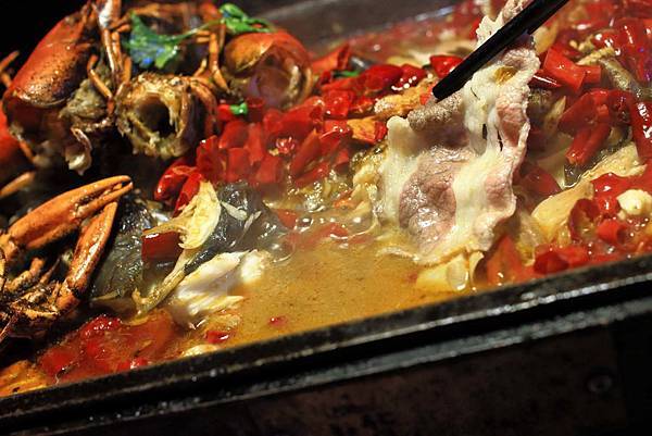 【中和美食】水貨炭火烤魚-一吃停不下手的巨無霸大份量美食! 【中和美食】水貨炭火烤魚-一吃停不下手的巨無霸大份量美食!