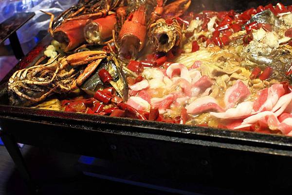 【中和美食】水貨炭火烤魚-一吃停不下手的巨無霸大份量美食! 【中和美食】水貨炭火烤魚-一吃停不下手的巨無霸大份量美食!