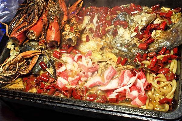 【中和美食】水貨炭火烤魚-一吃停不下手的巨無霸大份量美食! 【中和美食】水貨炭火烤魚-一吃停不下手的巨無霸大份量美食!