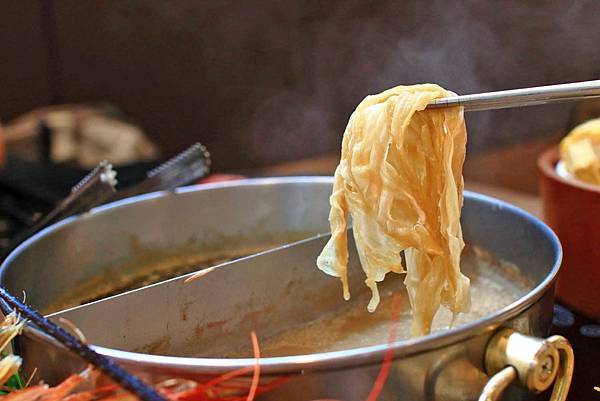 【台北美食】上官木桶鍋內湖店-超誇張！堆成一座小山的大份量肉盤