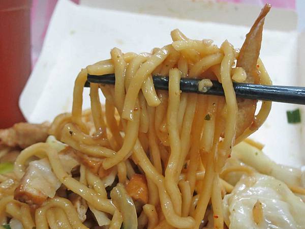 【三重美食】九池肉林-CP值爆表！５０元就能吃到美味又料好實在的炒麵