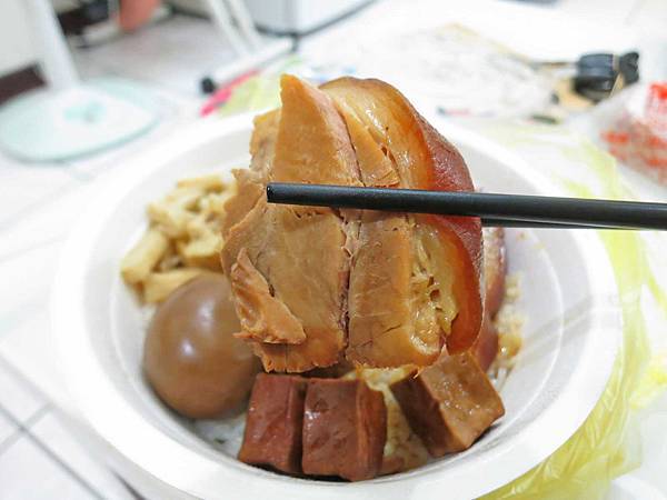 【台北美食】蔡家傳當歸豬腳豬腳飯-超大又厚實的豬腳飯