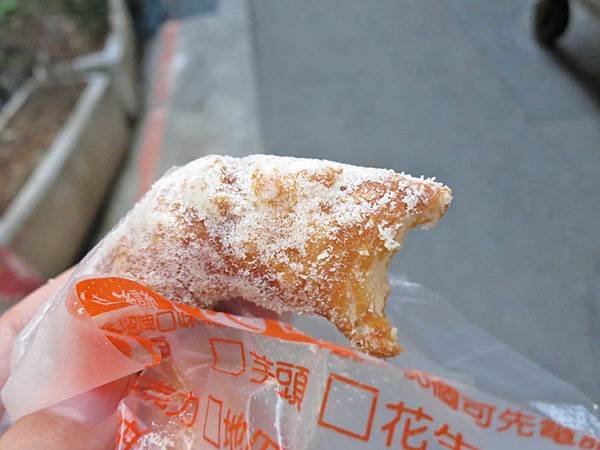 【台北美食】脆皮鮮奶甜甜圈-軟Q又帶有奶香味的脆皮甜甜圈