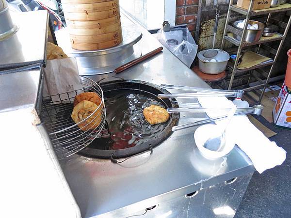 【台北美食】光華正宗老舖炸蛋蔥油餅-份量大又美味的蔥油餅