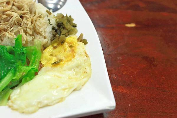 【台中美食】廖記雞肉飯-便宜又大碗，CP值極高的１５年老字號美食小吃店