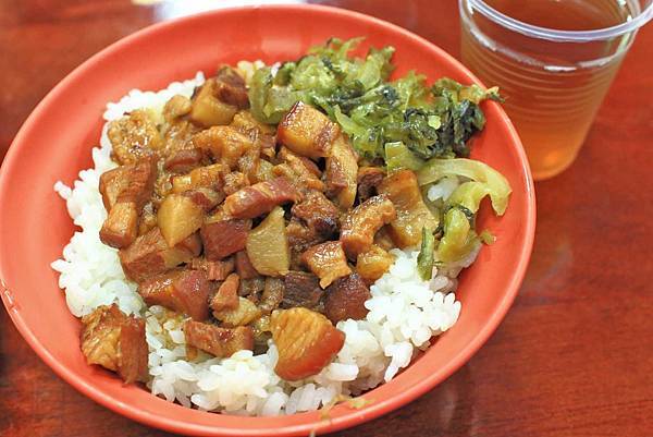 【台中美食】廖記雞肉飯-便宜又大碗，CP值極高的１５年老字號美食小吃店