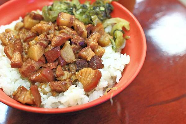 【台中美食】廖記雞肉飯-便宜又大碗，CP值極高的１５年老字號美食小吃店