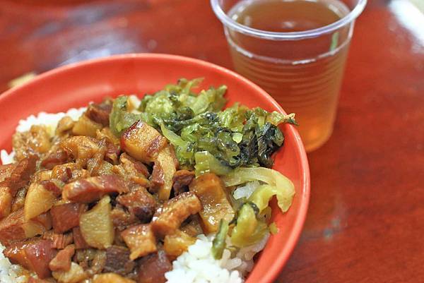 【台中美食】廖記雞肉飯-便宜又大碗，CP值極高的１５年老字號美食小吃店