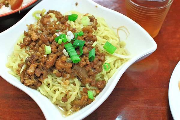 【台中美食】廖記雞肉飯-便宜又大碗，CP值極高的１５年老字號美食小吃店