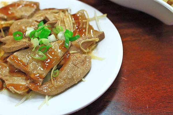 【台中美食】廖記雞肉飯-便宜又大碗，CP值極高的１５年老字號美食小吃店