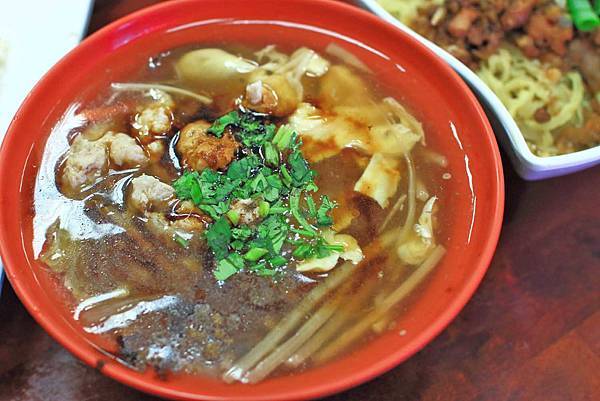 【台中美食】廖記雞肉飯-便宜又大碗，CP值極高的１５年老字號美食小吃店