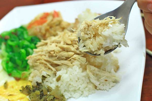 【台中美食】廖記雞肉飯-便宜又大碗，CP值極高的１５年老字號美食小吃店