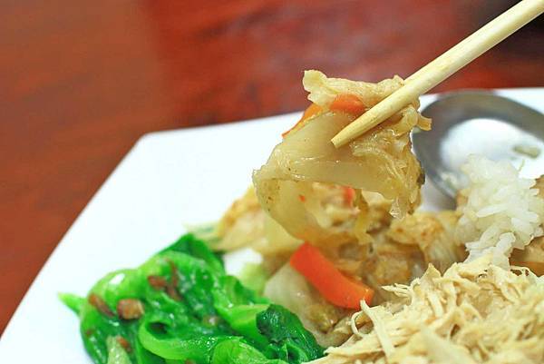 【台中美食】廖記雞肉飯-便宜又大碗，CP值極高的１５年老字號美食小吃店