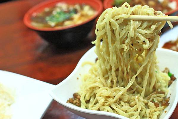 【台中美食】廖記雞肉飯-便宜又大碗，CP值極高的１５年老字號美食小吃店