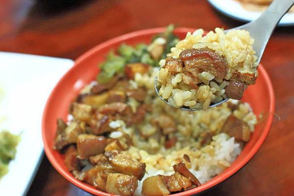 【台中美食】廖記雞肉飯-便宜又大碗，CP值極高的１５年老字號美食小吃店