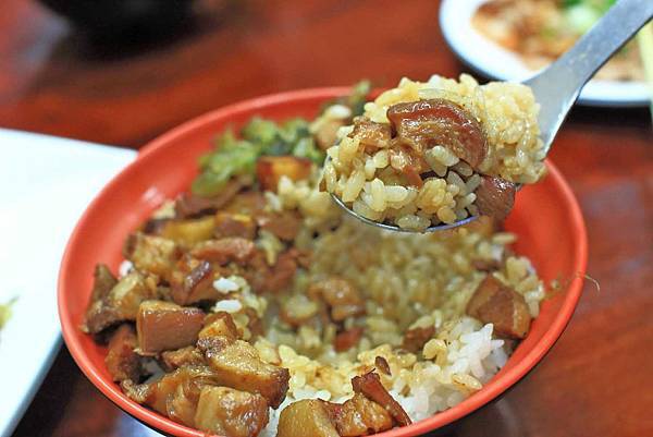 【台中美食】廖記雞肉飯-便宜又大碗，CP值極高的１５年老字號美食小吃店