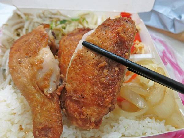 【蘆洲美食】鱻八里便當-６０元就能吃到CP值超高的美味便當店！