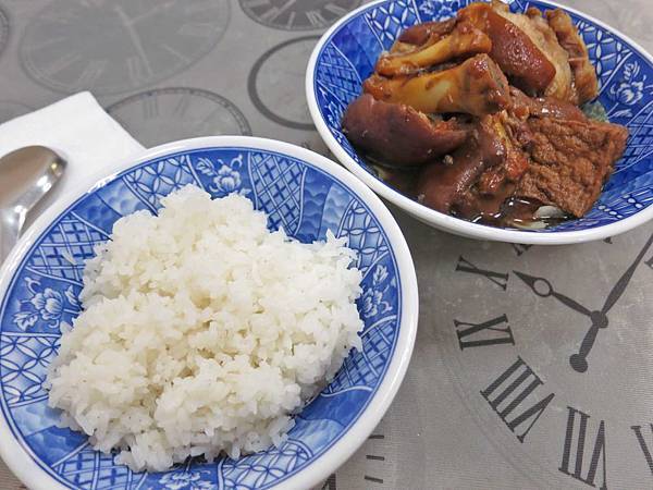 【台中美食】阿寶美食館-超多在地人推薦的炭香豬腳