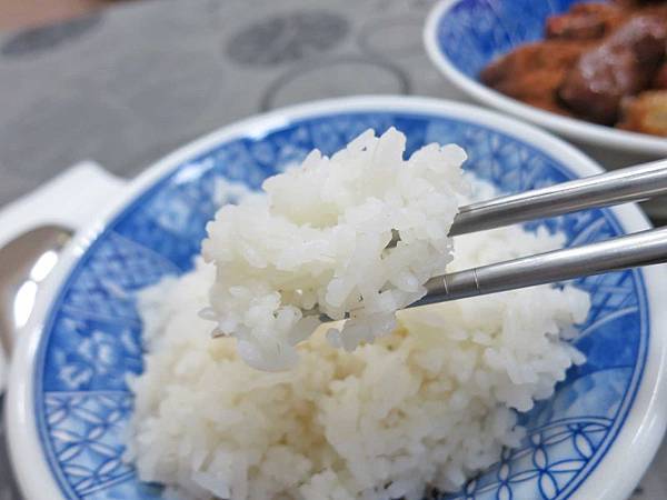 【台中美食】阿寶美食館-超多在地人推薦的炭香豬腳