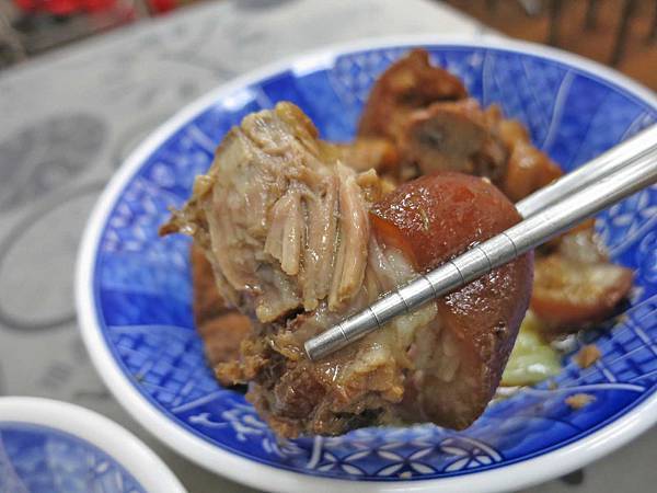 【台中美食】阿寶美食館-超多在地人推薦的炭香豬腳
