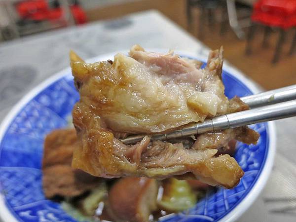 【台中美食】阿寶美食館-超多在地人推薦的炭香豬腳