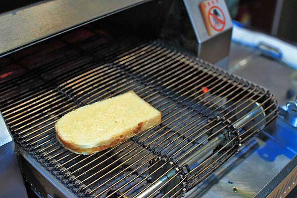 【板橋美食】原創厚切牛排-多汁程度破表！超過３公分厚度的爆汁厚切豬排