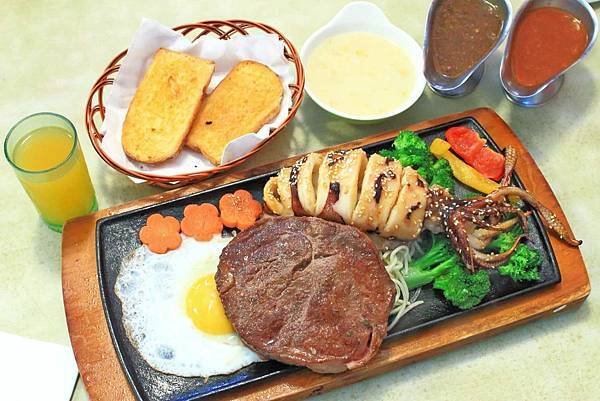 【板橋美食】原創厚切牛排-多汁程度破表！超過３公分厚度的爆汁厚切豬排