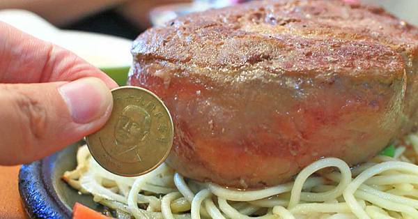 【板橋美食】原創厚切牛排-多汁程度破表！超過３公分厚度的爆汁厚切豬排