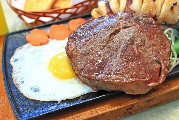 【板橋美食】原創厚切牛排-多汁程度破表！超過３公分厚度的爆汁厚切豬排