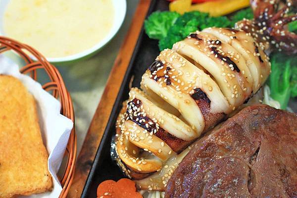 【板橋美食】原創厚切牛排-多汁程度破表！超過３公分厚度的爆汁厚切豬排