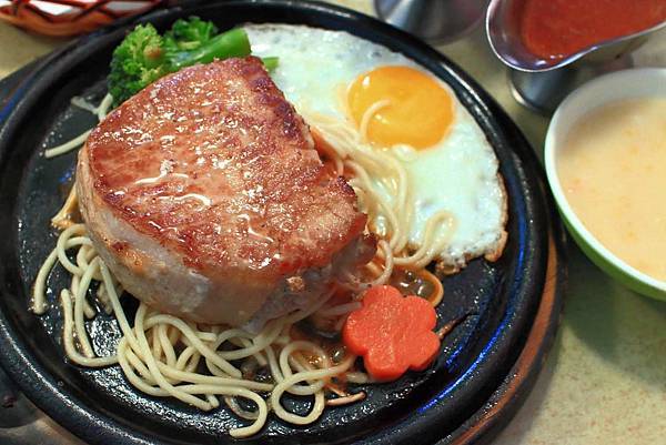 【板橋美食】原創厚切牛排-多汁程度破表！超過３公分厚度的爆汁厚切豬排