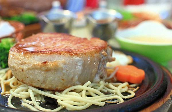 【板橋美食】原創厚切牛排-多汁程度破表！超過３公分厚度的爆汁厚切豬排