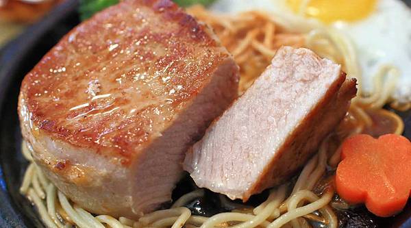 【板橋美食】原創厚切牛排-多汁程度破表！超過３公分厚度的爆汁厚切豬排