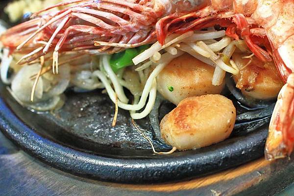 【板橋美食】原創厚切牛排-多汁程度破表！超過３公分厚度的爆汁厚切豬排