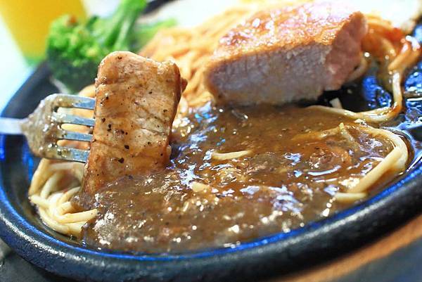 【板橋美食】原創厚切牛排-多汁程度破表！超過３公分厚度的爆汁厚切豬排