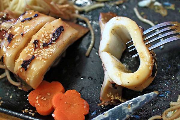 【板橋美食】原創厚切牛排-多汁程度破表！超過３公分厚度的爆汁厚切豬排